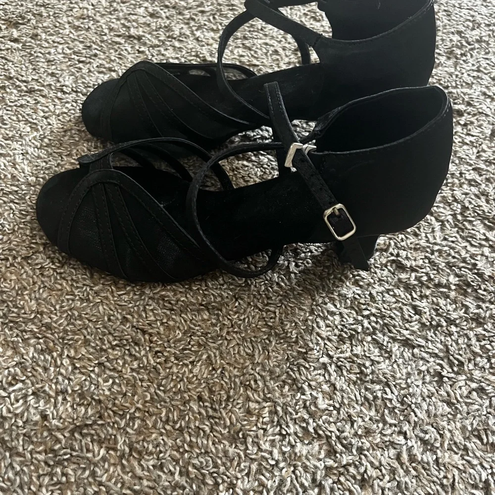 Elegant Black Strappy Women's Shoes - Picture 2 of 7